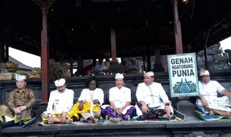 Doa bersama (matur piuning) di Pura Agung Besakih, Karangasem jelang pelaksanaan pertemuan tahunan Bank Dunia - Dana Moneter Internasional (IMF) 2018 di Bali.