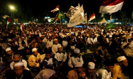 Barisan ulama Kabupaten Bogor doakan masyarakat termasuk Ade Yasin. Ilustrasi ulama istighatsah bersama masyarakat. 