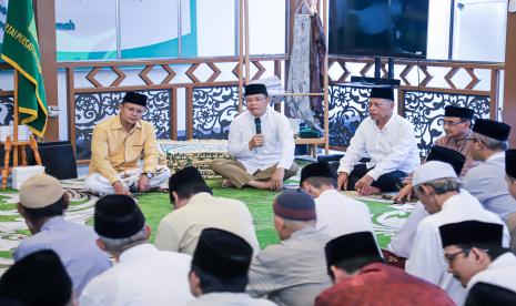 Doa bersama Muhamad Mardiono dengan warga sekitar kediamannya. 