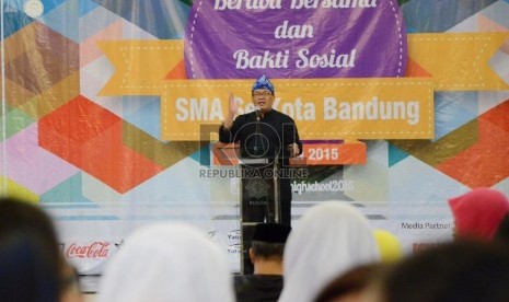 Doa Bersama: Wakil Wali Kota Bandung, Oded M Danial memberikan sambutan pada acara 'Doa Bersama dan Bakti Sosial SMA Se_Kota Bandung' di Aula Pusdai, Jl Diponegoro, Rabu (8/4). 