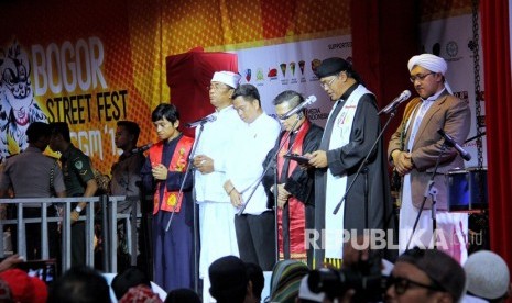 Doa Lintas Agama di BSF Cap Go Meh. Enam pemuka agama dari masing-masing kepercayaan melantunkan doa dalam kegiatan Bogor Street Festival Cap Go Meh, Selasa (19/2).