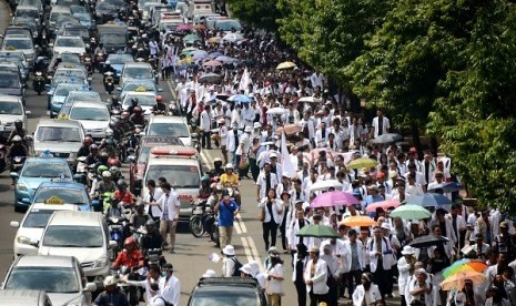 Doctors across the country stage a protest on Wednesday, Nov. 27, on a recent ruling by the Supreme Court, which convicted three doctors of medical malpractice and sent them to jail.