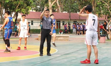 Dodi Yuniarso, wasit asal Banten sedang memimpin pertandingan sebelum covid-19 menyerang. 