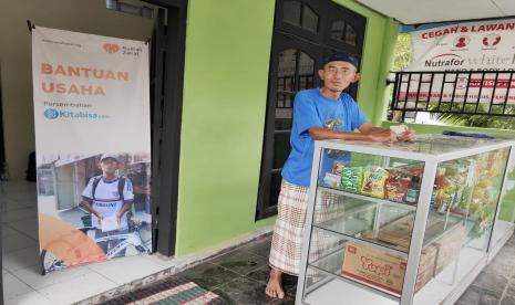 Dodit merupakaan salah seorang Penerima Manfaat Program Bantuan Modal Usaha dari Kitabisabekerjasama dengan Rumah Zakat. Keterbatasan fisik berupa stroke separuh tidak menghalangi Dodit untuk tetap berjualan plastik keliling dengan menggunakan sepeda maupun motor. 