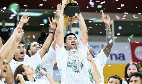 Dodo Sitepu saat mengangkat trofi juara IBL 2017/2018.