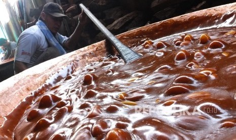 Dodol betawi merupakan salah satu makanan khas saat Lebaran.