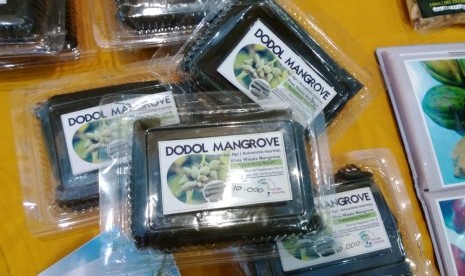 Dodol mangrove yang terbuat dari buah pohon mangrove (bakau).