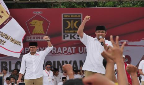 Anies Baswedan bersama Sandiaga Uno saat kampanye tahun 2017 di Jakarta.