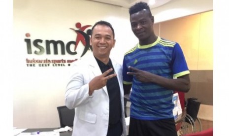 Dokter Andi Kurniawan (kiri) bersama penyerang baru Persib Ezechiel N'Douassel.