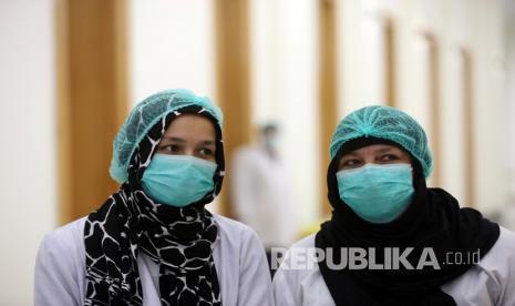 Dokter berdiri di dalam Istana Darul Aman yang digunakan sebagai fasilitas kesehatan sementara untuk pasien COVID-19 di Kabul, Afghanistan, Sabtu (18/4/2020). 