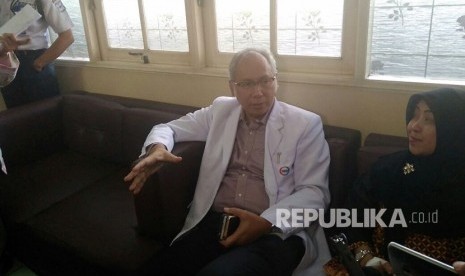 Dokter Bimanesh Sutarjo Spesialis Penyakit Dalam Konsultan ginjal dan hipertensi RS Medika Permata Hijau memberikan keterangan terkait perkembangan Setya Novanto di RS Medika Permata Hijau, Jumat (17/11). 