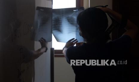 Dokter forensik memeriksa hasil rontgen korban terorisme Bom Bali saat asesmen medis guna menentukan derajat luka di Denpasar, Bali, beberapa waktu lalu. Kegiatan asesmen medis terhadap 39 orang korban terorisme dalam peristiwa Bom Bali I dan II tersebut untuk menentukan derajat luka sebagai landasan Lembaga Perlindungan Saksi dan Korban (LPSK) dalam pengajuan kompensasi bagi korban terorisme masa lalu. 