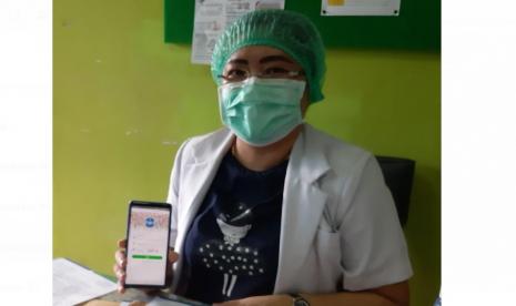 Dokter keluarga mitra BPJS Kesehatan dr Ivonne F Kalele. Ia mengatakan aplikasi tersebut sangat membantu mempermudah komunikasi antara peserta JKN-KIS dan dokter yang akan memberikan pelayanan sehingga meminimalisir kontak langsung.