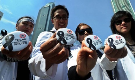 Sejumlah dokter melakukan aksi solidaritas tolak kriminalisasi dokter di kawasan Bundaran Hotel Indonesia, Jakarta, Rabu (27/11).  (Republika/Tahta Aidilla)