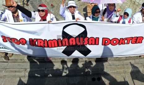 Sejumlah dokter melakukan aksi solidaritas tolak kriminalisasi dokter di kawasan Bundaran Hotel Indonesia, Jakarta, Rabu (27/11).  (Republika/Tahta Aidilla)