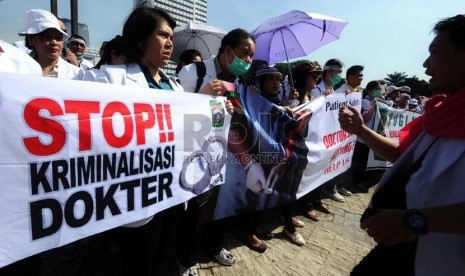  Sejumlah dokter melakukan aksi solidaritas tolak kriminalisasi dokter di kawasan Bundaran Hotel Indonesia, Jakarta, Rabu (27/11).  (Republika/Tahta Aidilla)