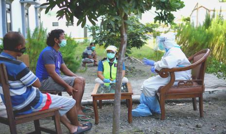 Dokter melakukan konseling teknik wawancara langsung dengan pasien orang dewasa berstatus OTG (Orang Tanpa Gejala) COVID-19.