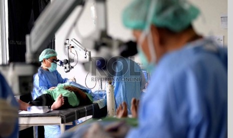 Dokter sedang melakukan operasi katarak 