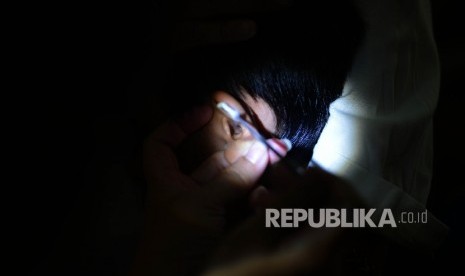 Dokter melakukan pembersihan kotoran telinga. penumpukan kotoran telinga dapat menyebabkan beberapa gejala seperti nyeri telinga, vertigo, sensasi telinga tersumbat, kehilangan pendengaran, tinnitus, dan occlusion.