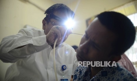 Dokter melakukan pembersihan kotoran telinga kepada warga tuna netra saat peringatan Hari Kesehatan Telinga dan Pendengaran di Panti Sosial Bina Cahaya Bathin, Jakarta, Jumat (3/3).