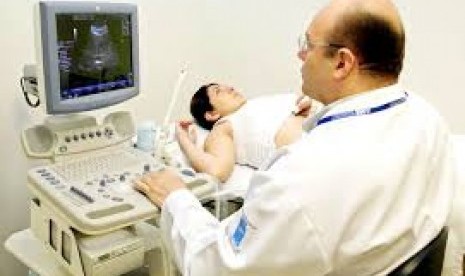 Dokter melakukan pemeriksaan janin secara ultrasound pada ibu hamil.