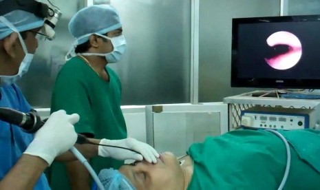 Dokter melalukan praktik endoskopi dengan memasukkan selang kecil ke dalam tubuh untuk melihat ada atau tidaknya masalah dalam tubuh.