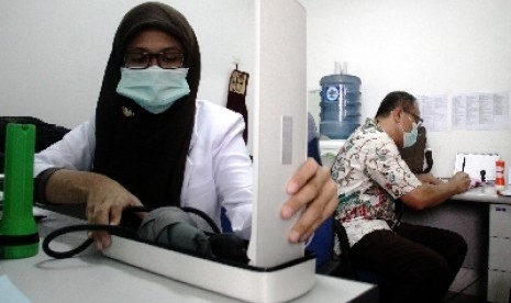 Dokter memeriksa pasien di Puskesmas Johar Baru, Jakarta Pusat.