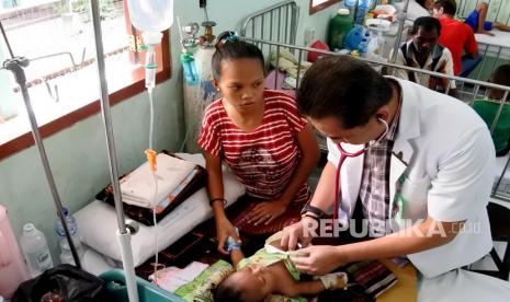 Dokter memeriksa seorang balita yang terserang demam berdarah dengue (DBD) di RSUD TC Hillers Maumere, Kabupaten Sikka, NTT, Selasa (10/03/20).(Antara/Kornelis Kaha)