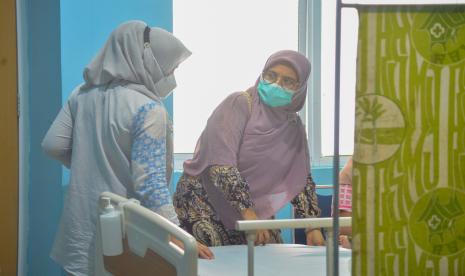 Dokter mengecek kondisi anak yang dirawat dengan dugaan gagal ginjal akut ilustrasi. Dinas Kesehatan Provinsi Kepulauan Riau (Kepri) melakukan validasi data pasien anak yang mengalami gagal ginjal akut dengan melibatkan Ikatan Dokter Anak Indonesia.