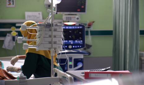 Dokter mengecek kondisi pasien anak diduga penderita gagal ginjal akut ilustrasi. Dokter dan tim medis pendukung Rumah Sakit dr Mohammad Hoesin (RSMH) Palembang, Sumatera Selatan, merawat intensif seorang anak berusia di bawah tiga tahun (batita) yang diduga menderita penyakit gagal ginjal akut.