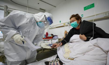 Pakar China: 70 Persen Warga Dunia Terdampak Covid-19. Dokter menggunakan pulse oxymeter untuk memeriksa saturasi oksigen pasien Covid-19  di Wuhan, Provinsi Hubei, China, 13 Februari 2020. Pulse oxymeter boleh saja dimiliki andaikan ada anggota keluarga yang bergejala Covid-19 ringan dan melakukan isolasi mandiri.