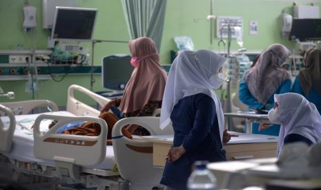 Dokter merawat pasien anak penderita gagal ginjal akut. Dinkes Sumbar memaparkan pasien gagal ginjal akut bertambah tiga kasus.