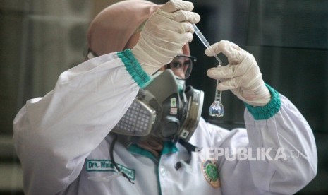 Dokter patologi klinik memeriksa sampel media pembawa virus Corona untuk penelitian di Laboratorium Balai Besar Karantina Pertanian Surabaya di Juanda, Sidoarjo, Jawa Timur, Kamis (6/2/2020).