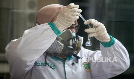 Pemeriksaan laboratorium. Tiga lab di DKI Jakarta akan membantu pemeriksaan sampel Covid-19.