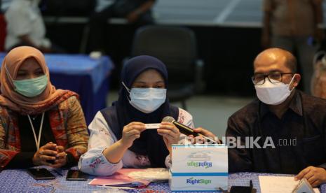 Dokter Penanggung Jawab Laboratorium Kimia Farma Medan Kartini Tissi Liskawini Putri (kiri) bersama Direktur Utama PT Kimia Farma Diagnostika Adil Fadilah Bulqini (kanan) menunjukkan contoh alat swab Antigen kepada wartawan saat konferensi pers di Lantai Mezzanine Bandara Internasional Kualanamu, Deliserdang, Sumatera Utara, Rabu (28/4/2021). Direktorat Reserse Kriminal Khusus Polda Sumatera Utara menggerebek pelayanan rapid test antigen yang diduga memakai alat bekas dan mengamankan lima orang pegawai yang bertugas pada Selasa (27/4) lalu. 