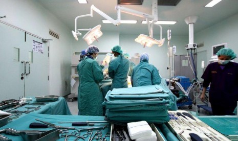 Dokter sedang melakukan operasi. Seorang pasien dari India memiliki ginjal seberat 7,4 kilogram setelah terkena penyakit Autosomal Dominant Polycystic Kidney Disease. 