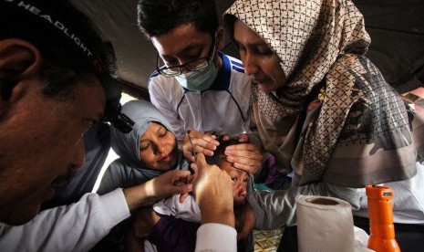 Dokter spesialis Telinga, Hidung dan Tenggorokan (THT) memeriksa telinga anak saat program kesehatan telinga Millenial Road Safety Festival Polres Lhokseumawe, di Lhokseumawe, Aceh, Ahad (10/3/2019).