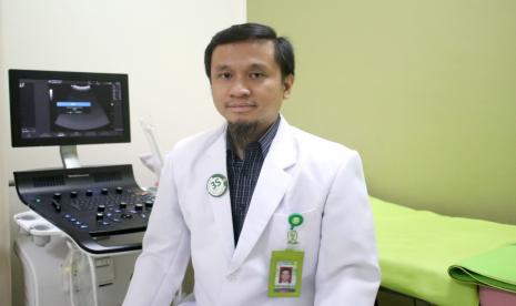 Dokter Spesialis Urologi RS Sari Asih Cipondoh, Kota Tangerang, dr. Aswin Usman Ariffin, SpU, menerangkan jika batu ginjal merupakan penyakit yang terbentuk akibat proses filtrasi garam dan mineral yang kurang sempurna di dalam ginjal, akibatnya terbentuklah batu di ginjal.