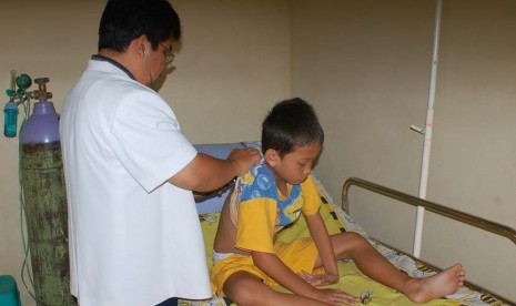 Dokter yang sedang memeriksa anak di Rumah Sakit (ilustrasi). Anak yang resisten obat TB selama ini dapat dosis dewasa yang disesuaikan.