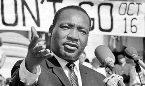 Martin Luther King, Junior. Martin Luther King Jr lahir di tengah diskriminasi di Amerika Serikat. 