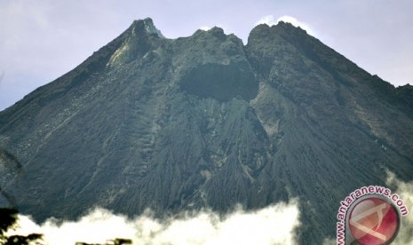 Dokumen foto kubah lava Gunung Merapi yang terbentuk akibat erupsi tahun 2010 diabadikan dari Desa Ngargosoko, Dukun, Magelang, Jawa Tengah