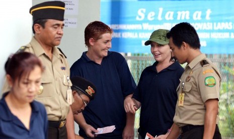 Dokumen foto tahun 2008 memperlihatkan petugas mengawasi dua narapidana warga warga Australia, Schapelle Corby (2-kanan) dan Renae Lawrence. Lawrence akan bebas Rabu (21/11) malam setelah menjalani pidana Bali Nine selama 13 tahun.