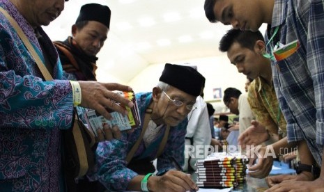 Calon Haji menerima paspor saat tiba di Asrama Haji Bekasi, Jawa Barat, Senin (31\7). 