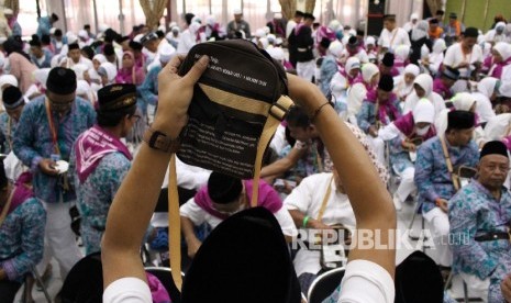 Petugas memberikan penjelasan cara penyimpanan dokumen dan paspor di Asrama Haji Bekasi, Jawa Barat, Senin (31\7)