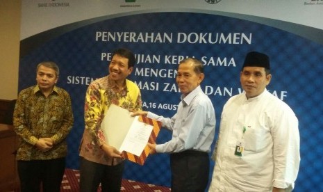 Dokumen PKS diserahkan oleh Kepala Departemen Keuangan dan Ekonomi Syariah BI Anwar Basori kepada Wakil Ketua Badan Pelaksana BWI Profesor Syibli Syarjaya; dan Kepala Subdit Edukasi, Inovasi, dan Kerja Sama Zakat dan Wakaf Kemenag Fuad Nasar; di Gedung Sjafrudin Prawiranegara, Bank Indonesia, Jakarta, Rabu (16/8/2017) siang ini. 