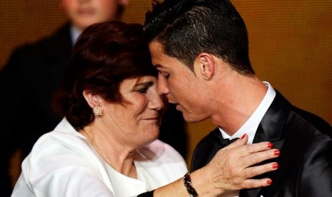 Dolores Aveiro bersama anaknya, Cristiano Ronaldo.