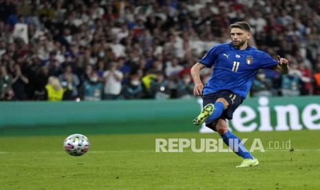 Domenico Berardi dari Italia mencetak gol melalui adu penalti pada final UEFA EURO 2020 antara Italia dan Inggris di London, Inggris, Senin (12/7) dini hari WIB.