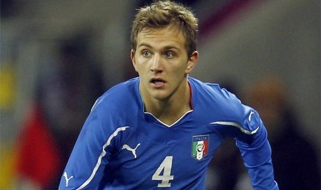 Domenico Criscito, pemain timnas Italia, mengontrol bola saat laga persahabatan lawan Polandia di Wroclaw, Polandia, beberapa waktu lalu. Defender Zenit St Petersburg ini disidik atas dugaan keterlibatan dirinya dalam skandal pengaturan skor pertandingan. 