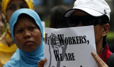 Domestic helpers rally in support of an Indonesian maid who was tortured by her employers, outside Wanchai District Court in Hong Kong September 18, 2013.