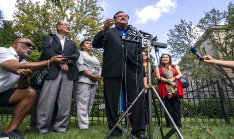 Domingo Garcia, presiden nasional Liga Warga Amerika Latin Bersatu, berbicara kepada media tentang para migran yang diangkut dengan bus dari perbatasan AS-Meksiko dan diturunkan di dekat rumah Wakil Presiden Kamala Harris di perumahan Washington, Kamis, 9 September. 15, 2022.